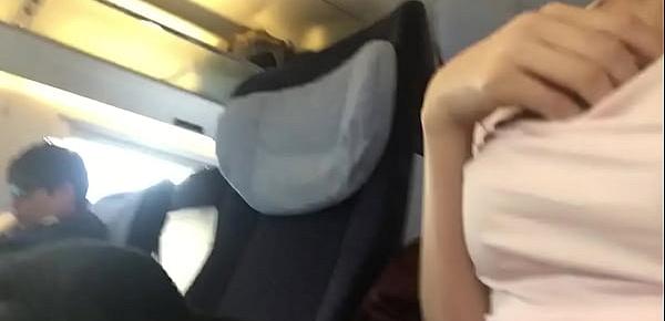  Amatrice nous montre sa poitrine discrètement dans le train